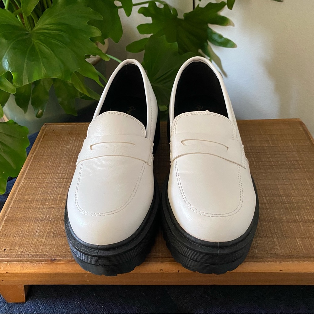 Unique Vintage White Chunky Qupid Loafers SIZE 7